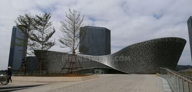 钢结构建筑四处开花，成都钢结构公司如何区分工字钢和H型钢？